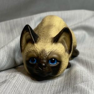 Vintage 1983 blue eyed cat figurine.